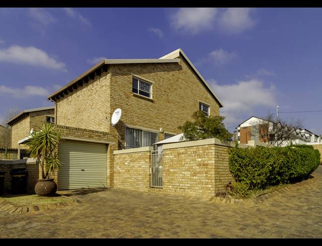 3 BEDROOM TOWNHOUSE FOR SALE IN WILGEHEUWEL